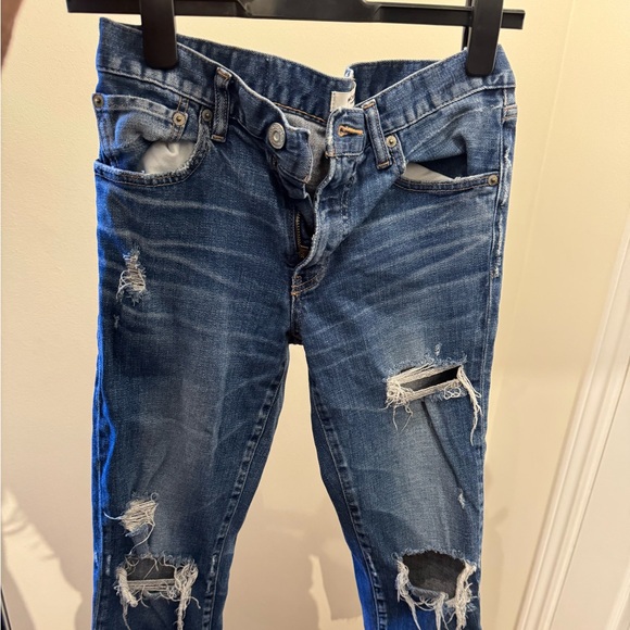 Mousy vintage denim. Great fit. Holes. Taper at bottom slightly boyfriend style - Picture 2 of 7